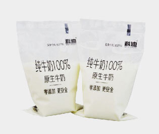 牛奶包裝袋是由三層或兩層共擠吹膜機(jī)生產(chǎn)而成。 成品膜印刷效果好，保香阻氧，安全衛(wèi)生，低碳環(huán)保，耐擠壓刺穿性強(qiáng)。